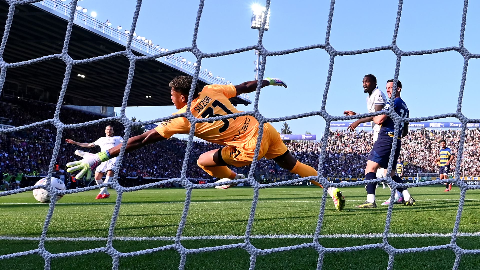 インテル戦で好守見せた鈴木彩艶、現地で高評価「ネコのような反射神経